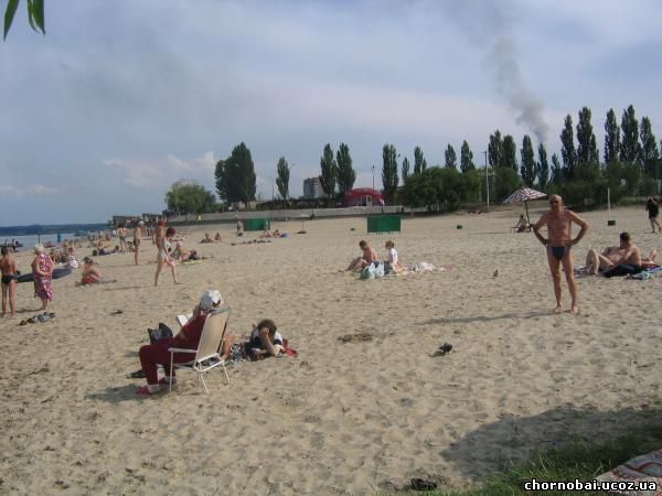 Чорнобаівським людям подобається купатись на пляжі Черкас
